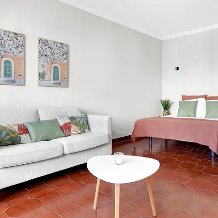 Wonderful Shared In Alfornelos - Near Metro! Maison d'hôtes