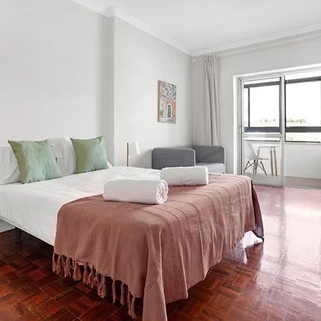 Wonderful Shared In Alfornelos - Near Metro! Maison d'hôtes *