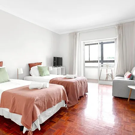 Wonderful Shared In Alfornelos - Near Metro! Maison d'hôtes