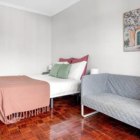 Maison d'hôtes Wonderful Shared In Alfornelos - Near Metro!