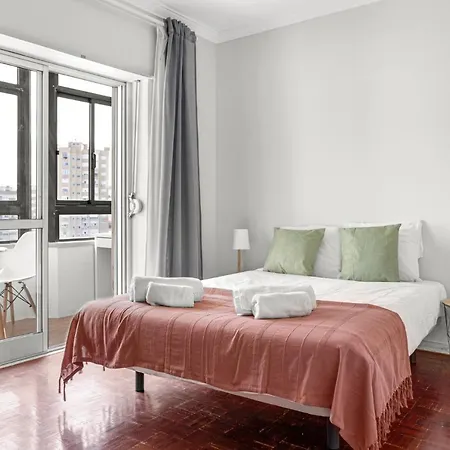 Maison d'hôtes Wonderful Shared In Alfornelos - Near Metro!