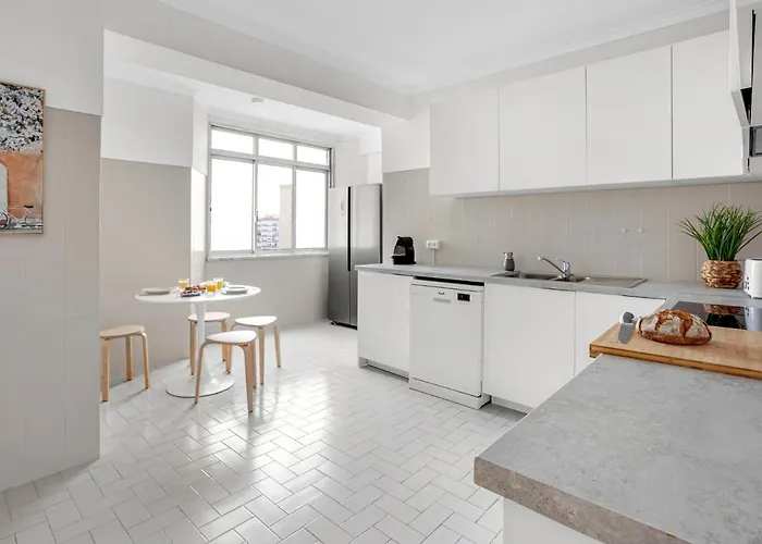 Wonderful Shared In Alfornelos - Near Metro! *