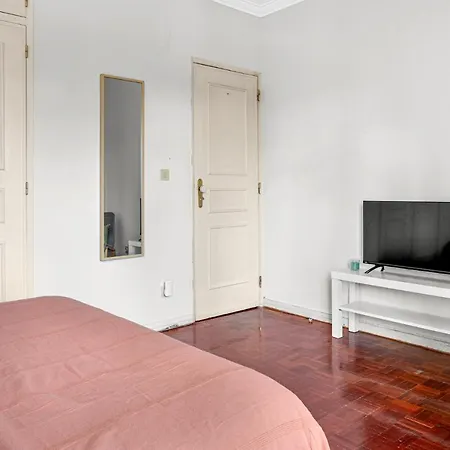 Wonderful Shared In Alfornelos - Near Metro! 招待所