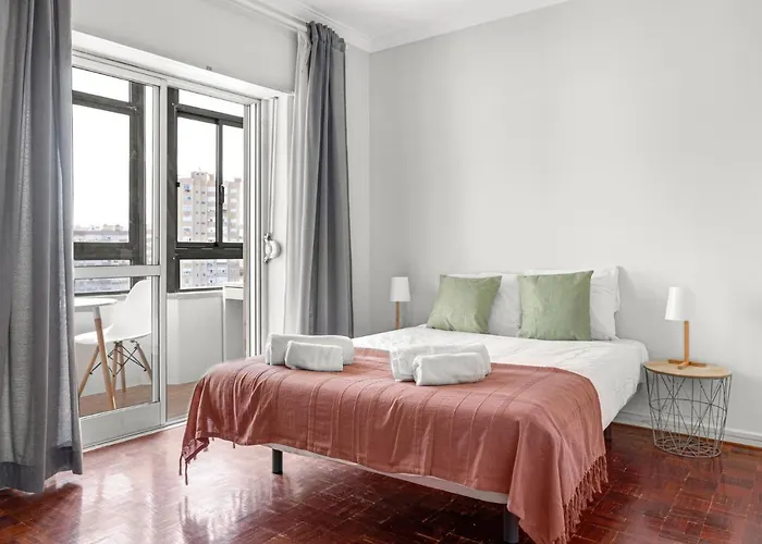 Gasthof Wonderful Shared In Alfornelos - Near Metro!