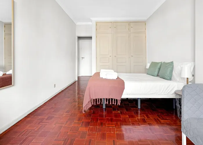 Wonderful Shared In Alfornelos - Near Metro! *